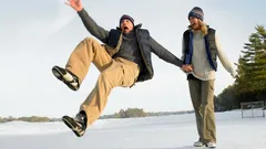 Diese Schuhe rutschen bei Glatteis nie: Das musst du auf die Sohle kleben