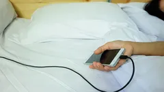 Viele machen das jede Nacht: Wo man das Smartphone auf keinen Fall laden darf