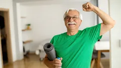 Training für alle ab 45: Trainer nennt 4 Übungen im Stehen für einen flachen Bauch