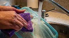 Geruch aus Plastikbehältern verschwindet: 3 einfache Küchenmittel, die helfen