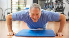 Wenn du nach 55 noch so viele Liegestütze schaffst, ist deine Armkraft erstaunlich