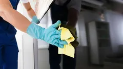 Flecken verderben den Film nicht: das beste Mittel zur Reinigung Ihres TV-Bildschirms