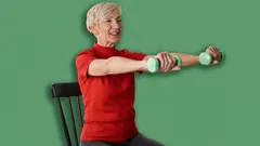 Training für Seniorinnen und Senioren: 4 Stuhlübungen, die nach 60 die Armkraft wiederherstellen