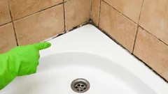 Fugen im Bad werden wieder wie neu: einfache Reinigungsmethode mit Salz