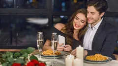 Beeinflusst der Ort des Kennenlernens das Beziehungsglück? Eine Studie von Psychologinnen und Psychologen