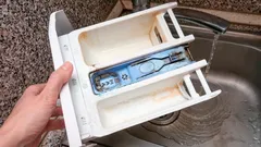 Waschmittelschublade der Waschmaschine in einer Minute reinigen: einfache Methode ohne Chemie