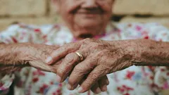 Freundlichkeit oder Gutgläubigkeit: Warum sind ältere Menschen wohlwollender als junge?