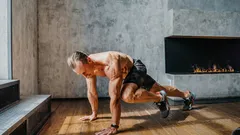Ohne Kniebeugen und Burpees: Die beste Übung für einen flachen Bauch und einen starken unteren Rücken