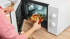 Was man in der Mikrowelle niemals erhitzen sollte: Experten nennen 7 Lebensmittel