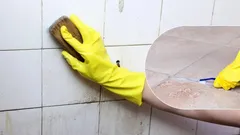 So entfernst du Seifenrückstände im Badezimmer: Rezept für ein Mittel aus 2 Zutaten