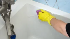 Die Badewanne glänzt wie neu: Schnelle und sichere Reinigung